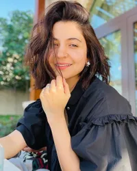 Potret Anushka Sharma dengan Rambut Pendek, Makin Glowing dan Stunning!