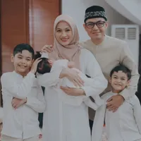 Potret Aqiqah Anak Ketiga Alyssa Soebandono dan Dude Harlino, Digelar Sederhana - Wajah Aisyah Masih Disembunyikan