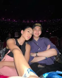 Potret Ari Irham Setia Temani Taskya Namya Nonton BLACKPINK di GBK, Mesra Meski Beda Usia 8 Tahun