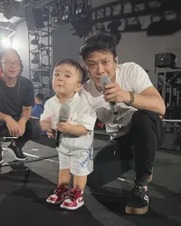 Potret Ariel NOAH Mendadak Jadi Baby Sitter Anak Momo, Momong di Panggung - Sama Nggemesinnya