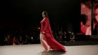 Potret Ariel Tatum Melenggang Anggun di Atas Runway Paris Fashion Week, Memesona Dalam Balutan Dress Merah
