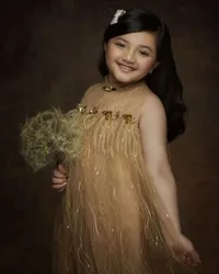 Potret Arsy Hermansyah yang Cantik Menawan bak Peri Cilik Dengan Gaun Emas - Netizen: Kok Jilbabnya Dilepas?