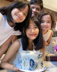 Potret Artika Sari Devi Ulang Tahun ke-42, Pesona Cantiknya Tak Pernah Luntur - Hot Mom yang Begitu Glowing!