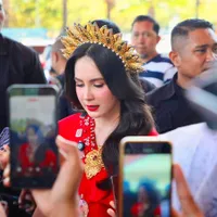 Potret Arumi Bachsin Anggun dengan Adat Bugis di Penutupan HUT Dekranas 2026