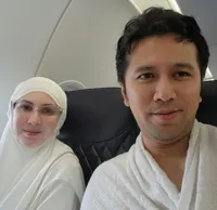 Potret Arumi Bachsin dan Emil Dardak Umrah Serba Cepat, Pak Wagub Masih Kepikiran Bertugas di Jawa Timur