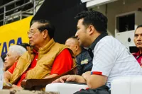 Potret Arumi Bachsin Nonton Voli di Malang, Jadi Bidadari Tribun