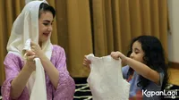 Potret Arumi Bachsin Packing Buat Mudik Lebaran Dibantu Sang Anak