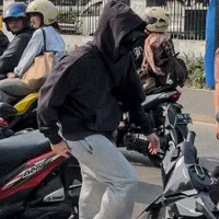 Potret Atta Halilintar Bagikan Makan Jumat Berkah untuk Para Pendemo, Beri Dukungan Hangat
