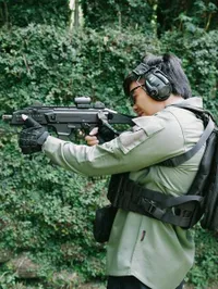 7 Potret Atta Halilintar Belajar Menembak: Padelnya Udah Dulu Ya