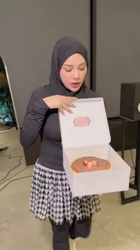 7 Potret Atta Halilintar dapat Kejutan Hari Ayah dari Aurel Hermansyah dan Anak-anaknya, Beri Pelukan Sayang