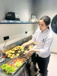 Potret Aura Kasih Saat Masak, Tetap Cantik Meski Berjibaku di Dapur