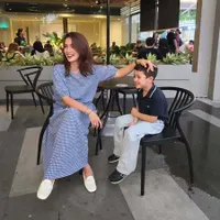 Potret Awet Muda Ussy Sulistiawaty Saat Hangout Bareng Saka Anak Bungsu yang Makin Gede dan Ganteng