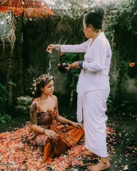Potret Awkarin Lakukan Lukat Upacara Pemurnian di Bali, Nangis Histeris Teringat Rasa Sakit dan Dipermainkan di Masa Lalu