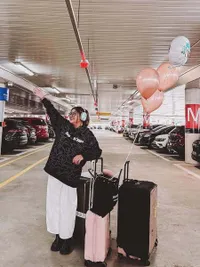 Pindah, 7 Potret Awkarin Touch Down Melbourne - Disambut Balon dan Ucapan 'Welcome Home'