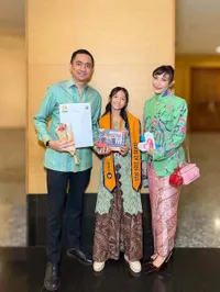 Potret Ayu Dewi dan Suami Dampingi Aqilah di Wisuda SD, Penuh  Haru Bahagia - Jadi Perwakilan Orang Tua Buat Speech!