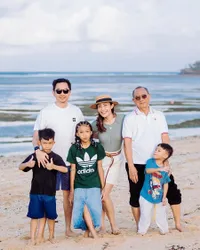 Potret Ayu Dewi Liburan ke Bali Bareng Keluarga Besar, Seru - Dapat Ciuman Mesra dari Regi Datau
