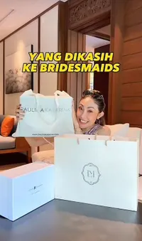 Potret Ayu Dewi Unboxing Hampers Bridesmaid Pernikahan Luna Maya dan Maxime Bouttier