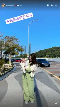 Potret Ayu Ting Ting Liburan ke Busan, Seneng Banget Akhirnya Bisa Mampir ke Kafe Milik Ayah Jimin BTS