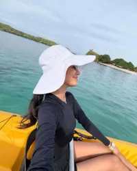 Potret Azizah Salsha Main Kano, Tetap Slay Meski Disengat Terik Matahari