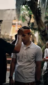 7 Potret Azriel Hermansyah Dampingi Sarah Menzel di Acara Pernikahan Calon Kakak Ipar, Pakai Baju Tradisional Bali
