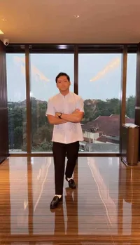 7 Potret Azriel Hermansyah di Acara Sangjit Kakak Sarah Menzel si Calon Kakak Ipar
