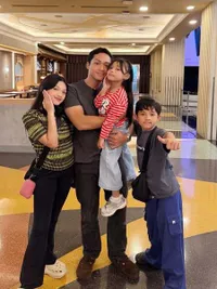 Potret Azriel Hermansyah Ngemong Adik-Adik dan Ponakan, Vibes Family Man Banget