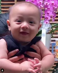 Potret Baby Air yang Selalu Bikin Gemas Netizen, Cium Diri Sendiri Lewat Kaca - Wajah Datar dan Melongo Lucu