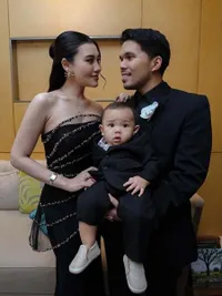 Potret Baby Arash Putra Aaliyah Massaid Ikut Kondangan Pertama Kali, Gemas Pakai Jas