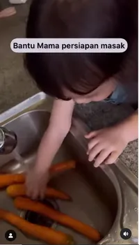 Potret Baby Chloe yang Bantu Mama Asmirandah Masak, Lucu dan Pintar Banget - Cuci Wortel Sampai Matanya Kena Air