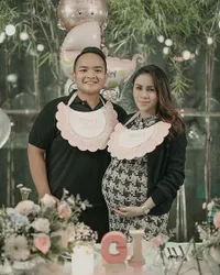 Potret Baby Shower Momo Geisha, Bahagia Bersama Suami dan Sahabat