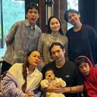 Potret Baby Solenne Anak Kelima Abimana Aryasatya yang Wajahnya Masih Rahasia, Ikut Rayakan Ultah Ibu Ke-44