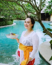 Potret Babybump Lidi Brugman yang Makin Besar, Cantik Berbaju Bali - Bahagia Bisa Bikin Canang