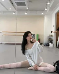 Potret Bae Suzy Jalani Latihan Balet, Bareng Park Se Wan - Pamer Kemampuan Split