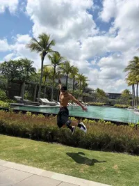 7 Potret Baekho Nikmati Suasana Usai Tampil di Waterbomb Bali Festival, Ikut Main di Pantai