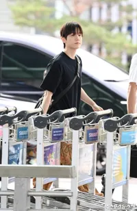 Potret Baekhyun EXO di Bandara Menuju Thailand di Tengah Tuntutan SM, Malah Ditanya Reporter Rekomendasi Makan Malam