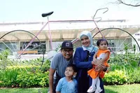 Potret Bahagia dan Harmonis Keluarga Kecil Intan Nuraini