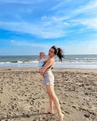 Potret Bahagia Jessica Iskandar Momong Baby Don di Pantai, Sang Buah Hati Senang Main Pasir - Body Goals Kembali Langsing Curi Perhatian