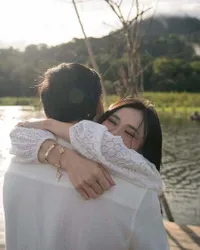 Potret Bahagia Jessica Jane Pamer Cincin Tunangan dari Cinta Pertamanya