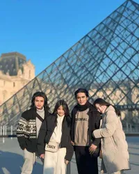 Potret Bahagianya Charly Van Houten dan Istri Dampingi Sang Putri di Momen Kelulusan SD