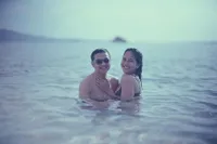 Potret Bastian Steel dan Sitha Marino Liburan di Bajo, Hot Berbikini - Pelukan Mesra di Laut
