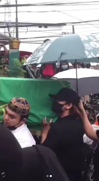 Potret Billy Syahputra Lepas Kepergian Mendiang Vanessa Angel, Ikut Gotong Keranda - Setia Kawan Doakan Sahabat di Pengajian