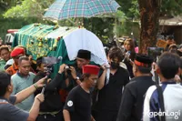 Potret Billy Syahputra Turun ke Liang Lahat, Kenang Momen Manis Sering Dicium Mpok Alpa