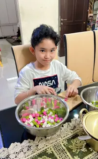 Takjil Favorit Ayu Ting Ting, 8 Potret Bilqis Masak Kolak Untuk Buka Puasa Sang Bunda