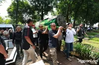 Potret Bimbim Slank di Pemakaman Bunda Iffet, Angkat Keranda Paling Depan Hingga Masuk Liang Lahat