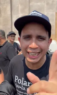 Potret Bintang Emon Hingga Arie Kriting Ikut Demo di Depan Gedung DPR, Nyanyikan Lagu 'Agak Laen'