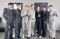Potret BTS Cetak Sejarah Baru, Sukses Bawa Pulang Artist Of The Year di 2021 AMAs - Jungkook Sempat Lupa Pidatonya