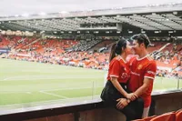 Potret Bulan Madu Via Vallen dan Chevra Yolandi di Inggris, Pamer Kemesraan Kunjungi Markas Manchester United