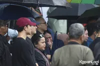 Potret Bunga Citra Lestari Menangis Tersedu di Pemakaman Vidi Aldiano