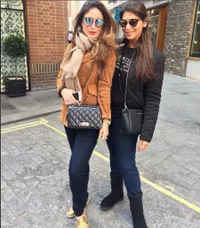 Potret Candid Liburan Kareena Kapoor dan Saif Ali Khan di London
