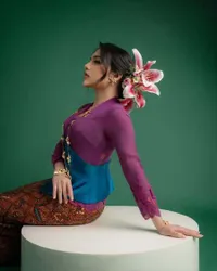 Potret Cantik Davina Karamoy Pakai Kebaya dan Batik Rayakan Hari Kartini